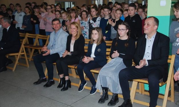 Wręczanie Stypendium Samorządowego dla uczniów