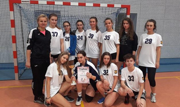 II miejsce dziewcząt w Mistrzostwach Powiatu w Piłce Ręcznej
