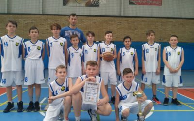 Trójka mistrzem rejonu w koszykówce chłopców.