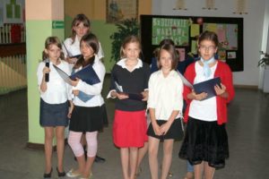 Uczennice kl. V-tych występują