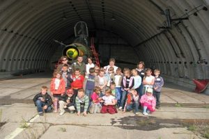 Klasa 2a przed hangarem