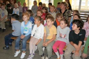 Uwaga i skupienie na twarzach uczniów klas I