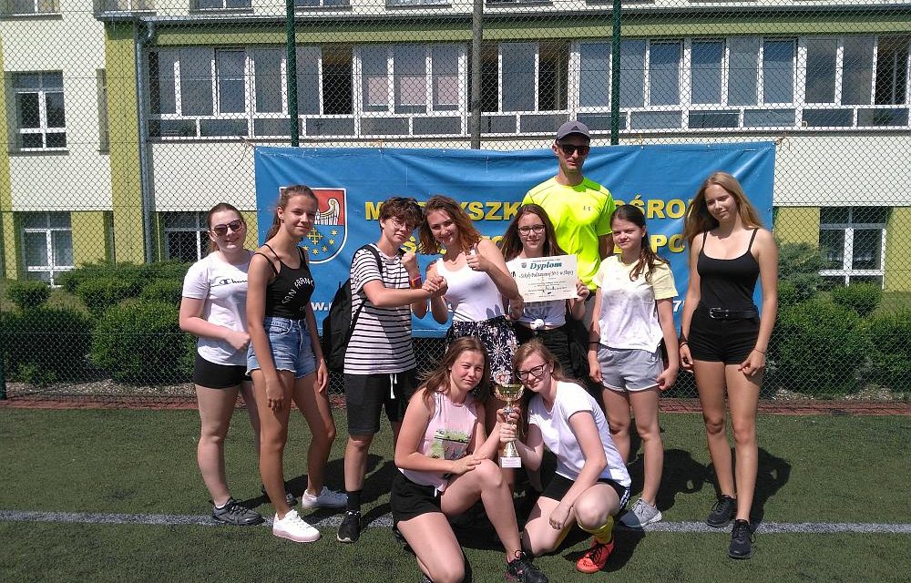 Dziewczęta najlepsze w powiecie słupeckim.