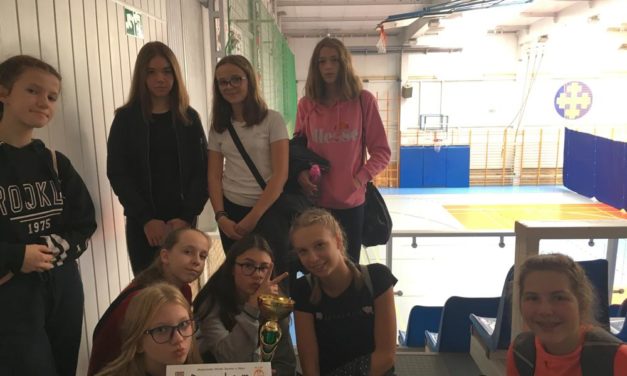 III miejsce dziewcząt w Sztafetowych Biegach Przełajowych.