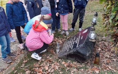 Klasa 1a podczas akcji „Szkoła pamięta”