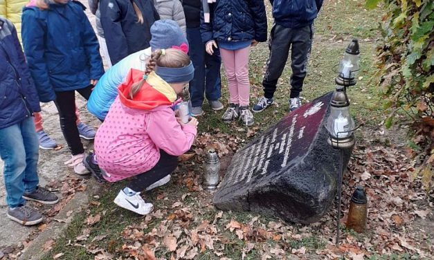 Klasa 1a podczas akcji „Szkoła pamięta”