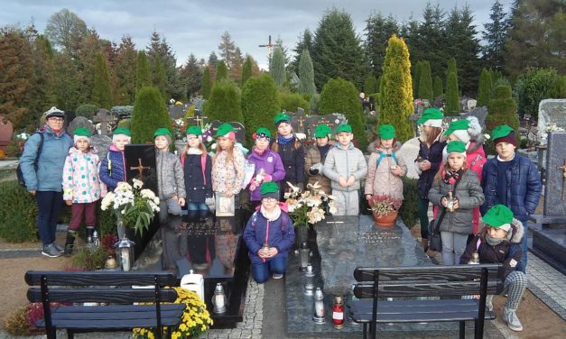 3 Gromada Zuchowa „Leśne Ludki” podczas akcji „Pamiętamy”