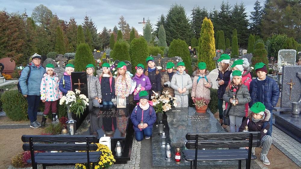 3 Gromada Zuchowa „Leśne Ludki” podczas akcji „Pamiętamy”
