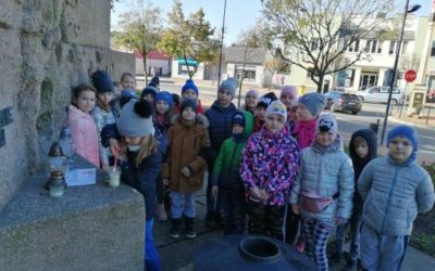 Klasy 1d i 2 b wzięły udział w akcji „Szkoła pamięta”