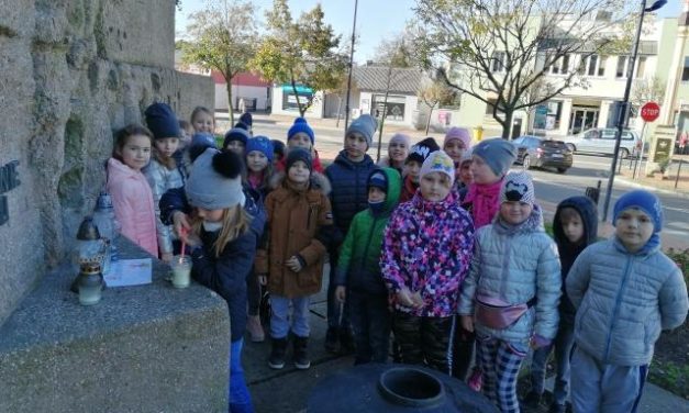 Klasy 1d i 2 b wzięły udział w akcji „Szkoła pamięta”