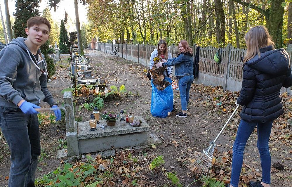 Szkolne Koło Caritas porządkuje zaniedbane groby