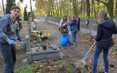 Szkolne Koło Caritas porządkuje zaniedbane groby