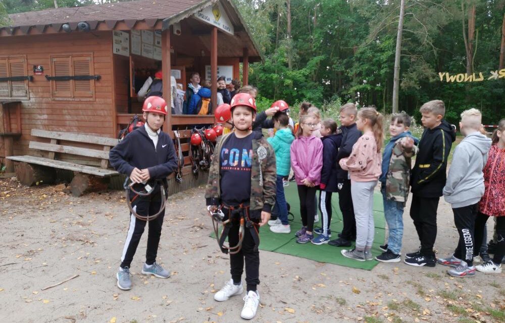 Klasy 5b i 5e na nietypowej integrującej  wycieczce w Parku Linowym w Ślesinie