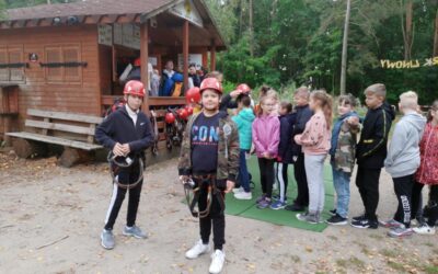 Klasy 5b i&nbsp;5e na&nbsp;nietypowej integrującej  wycieczce w&nbsp;Parku Linowym w&nbsp;Ślesinie