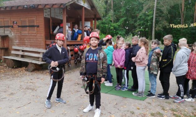 Klasy 5b i 5e na nietypowej integrującej  wycieczce w Parku Linowym w Ślesinie