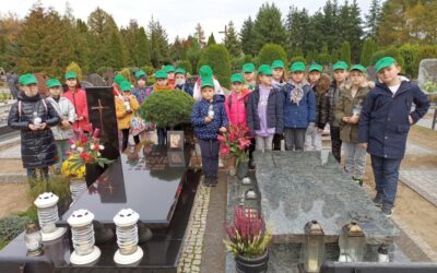 3 Gromada Zuchowa „Leśne Ludki” podczas akcji „ Szkoła Pamięta”