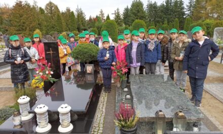 3 Gromada Zuchowa „Leśne Ludki” podczas akcji „ Szkoła Pamięta”