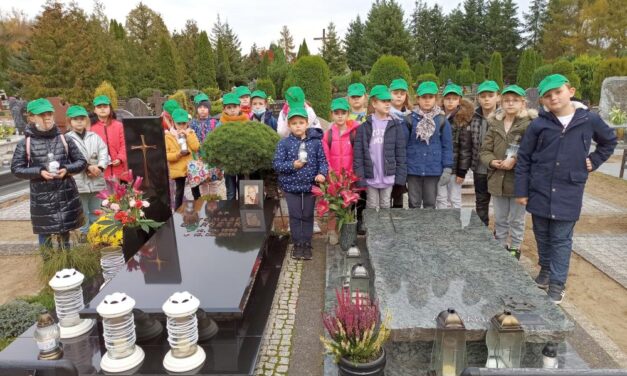 3 Gromada Zuchowa „Leśne Ludki” podczas akcji „ Szkoła Pamięta”