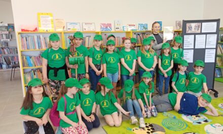 3 Gromada Zuchowa „Leśne Ludki” z wizytą w bibliotece miejskiej.