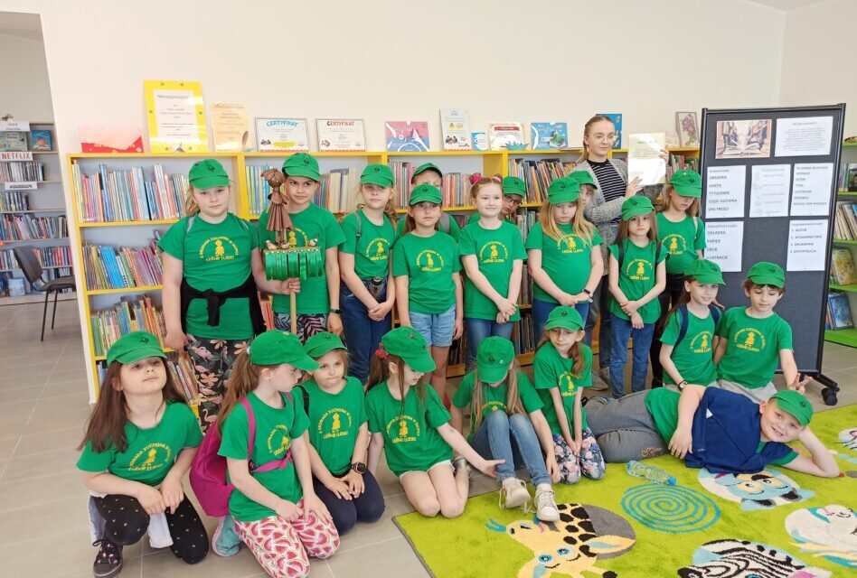 3 Gromada Zuchowa „Leśne Ludki” z wizytą w bibliotece miejskiej.