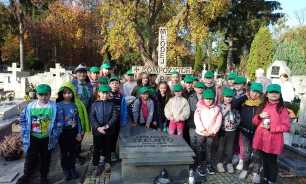 3 Gromada Zuchowa „Leśne Ludki” podczas akcji „Szkoła pamięta 2022”