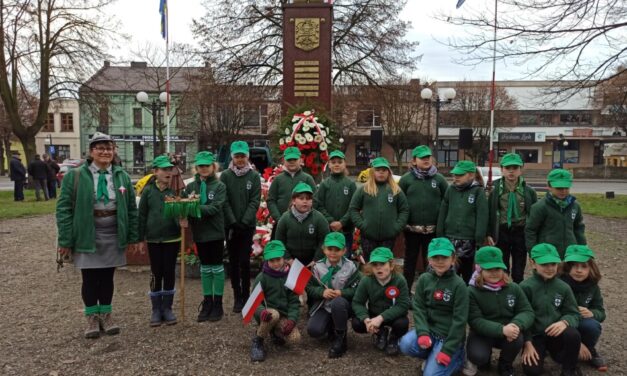 3 Gromada Zuchowa „Leśne Ludki” na obchodach Narodowego Święta Niepodległości