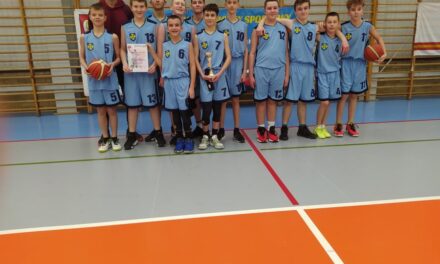 Trójka mistrzem rejonu w koszykówce chłopców