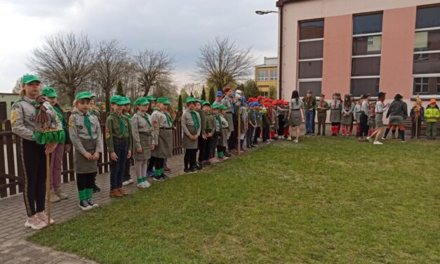 3 Gromada Zuchowa „Leśne Ludki” na biwaku Dzień Zucha „Skok w czasie” w Wilczynie.