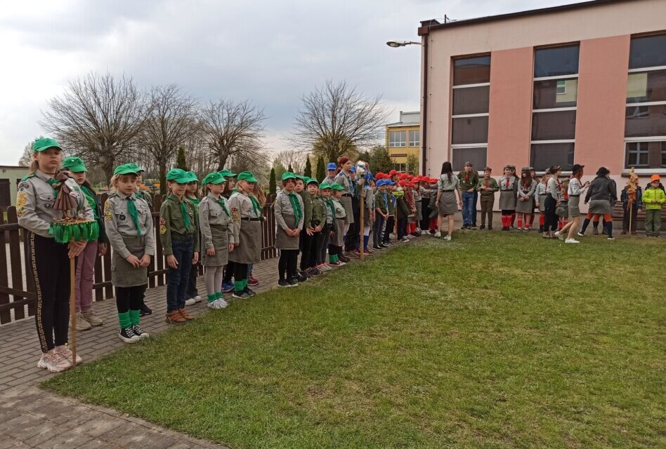 3 Gromada Zuchowa „Leśne Ludki” na biwaku Dzień Zucha „Skok w czasie” w Wilczynie.