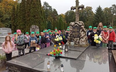 3 Gromada Zuchowa „Leśne Ludki” podczas akcji „Szkoła pamięta 2023”