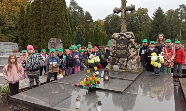 3 Gromada Zuchowa „Leśne Ludki” podczas akcji „Szkoła pamięta 2023”