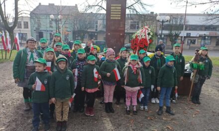 3 Gromada Zuchowa „Leśne Ludki” na obchodach Narodowego Święta Niepodległości