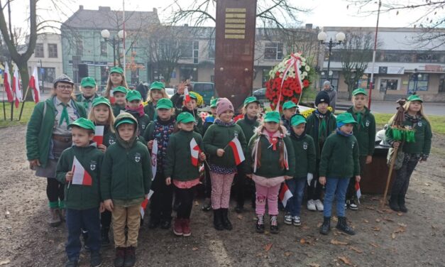 3 Gromada Zuchowa „Leśne Ludki” na obchodach Narodowego Święta Niepodległości