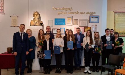 Wręczanie stypendiów dla najlepszych uczniów