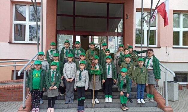 3 Gromada Zuchowa „Leśne Ludki” na biwaku Namiestnictwa Zuchowego z okazji Dnia Zucha ” Akademia Superbohaterów” w Wilczynie.