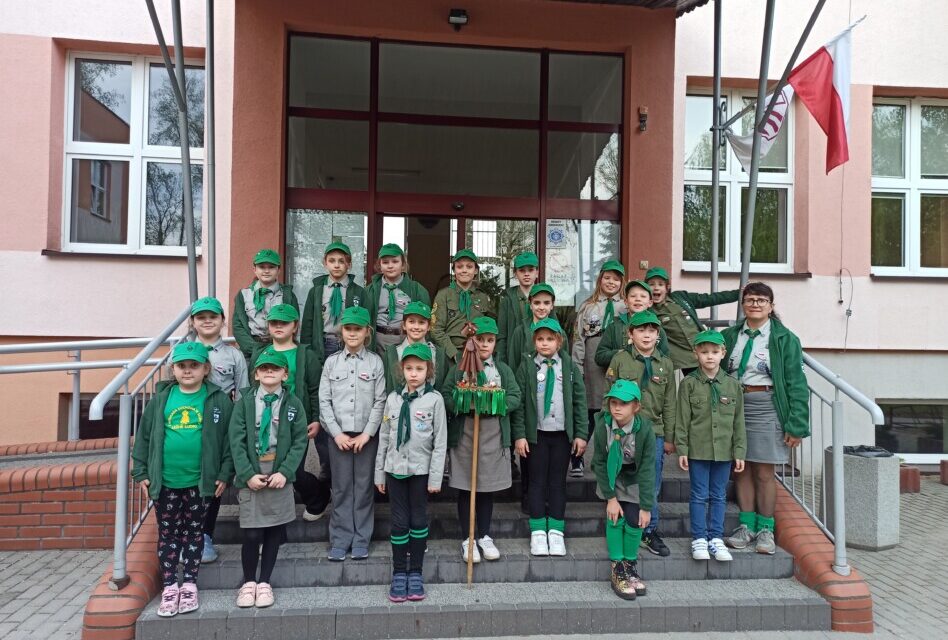 3 Gromada Zuchowa „Leśne Ludki” na biwaku Namiestnictwa Zuchowego z okazji Dnia Zucha ” Akademia Superbohaterów” w Wilczynie.