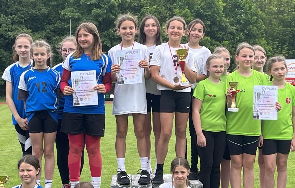 I miejsce dziewcząt z SP 3 na Mistrzostwach Rejonowych w Trójboju Lekkoatletycznym