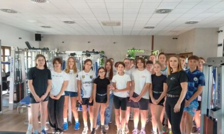 Lekcja wychowania fizycznego w siłowni