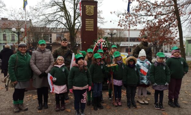3 Gromada Zuchowa „Leśne Ludki” na obchodach Narodowego Święta Niepodległości