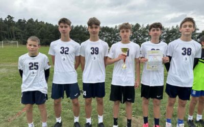 Sukces chłopców w&nbsp;sztafetowych biegach przełajowych