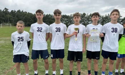 Sukces chłopców w sztafetowych biegach przełajowych