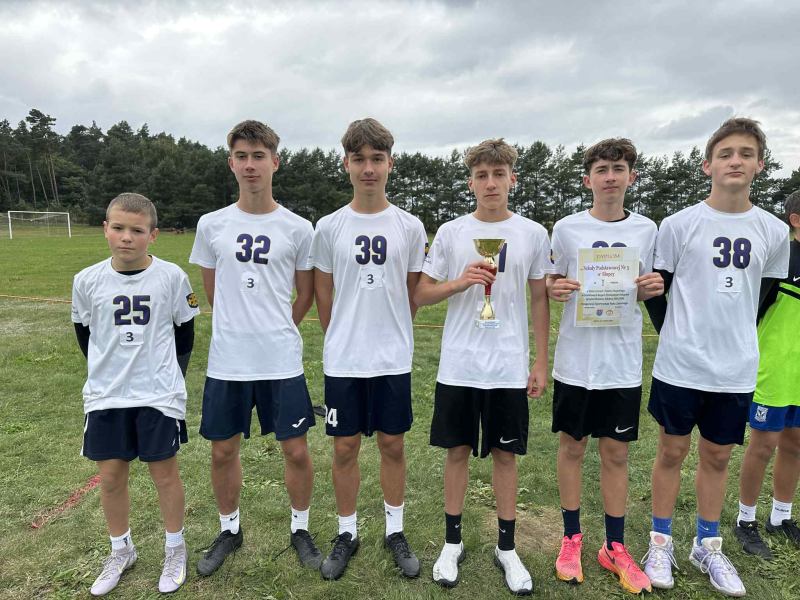Sukces chłopców w sztafetowych biegach przełajowych