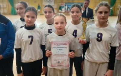 Dziewczęta z&nbsp;sukcesem na&nbsp;Mistrzostwach Powiatu w&nbsp;Sztafetowych Biegach Przełajowych