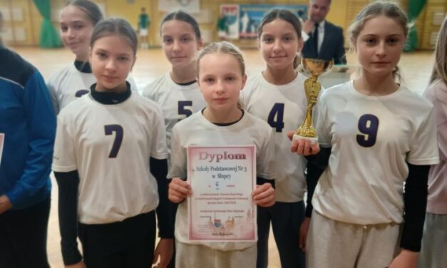 Dziewczęta z sukcesem na Mistrzostwach Powiatu w Sztafetowych Biegach Przełajowych