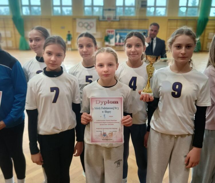 Dziewczęta z sukcesem na Mistrzostwach Powiatu w Sztafetowych Biegach Przełajowych