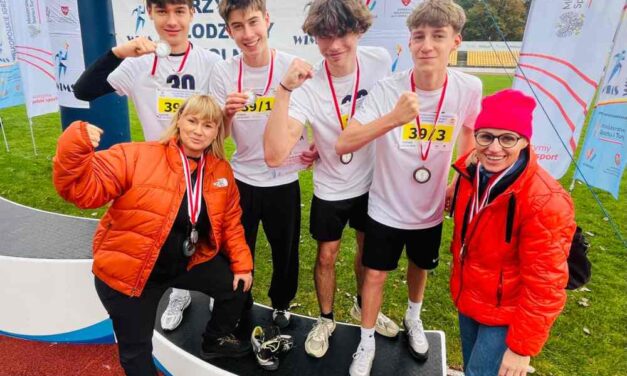 Podium chłopców w sztafecie 4×100 m