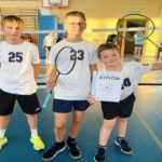 Chłopcy z brązowymi medalami na rejonie w badmintonie