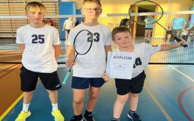 Chłopcy z&nbsp;brązowymi medalami na&nbsp;rejonie w&nbsp;badmintonie