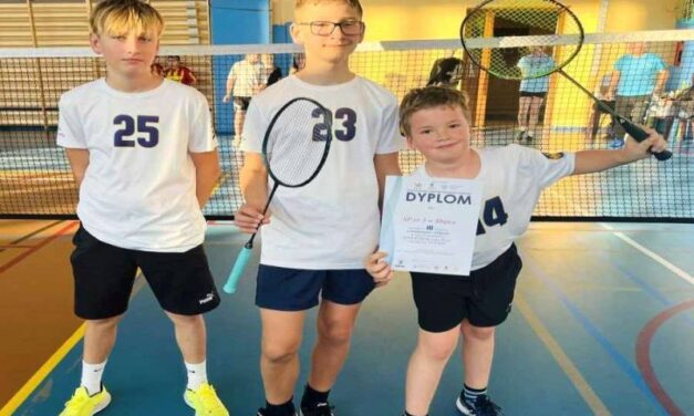Chłopcy z brązowymi medalami na rejonie w badmintonie