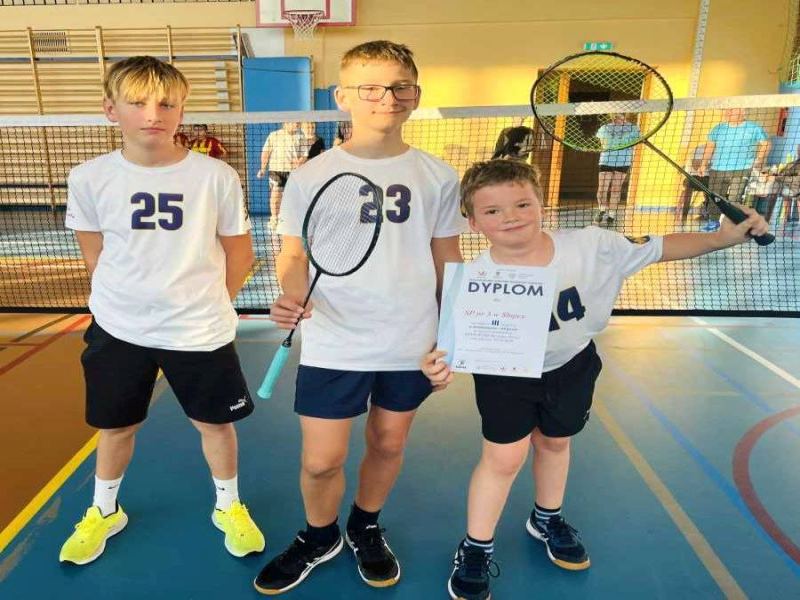 Chłopcy z brązowymi medalami na rejonie w badmintonie